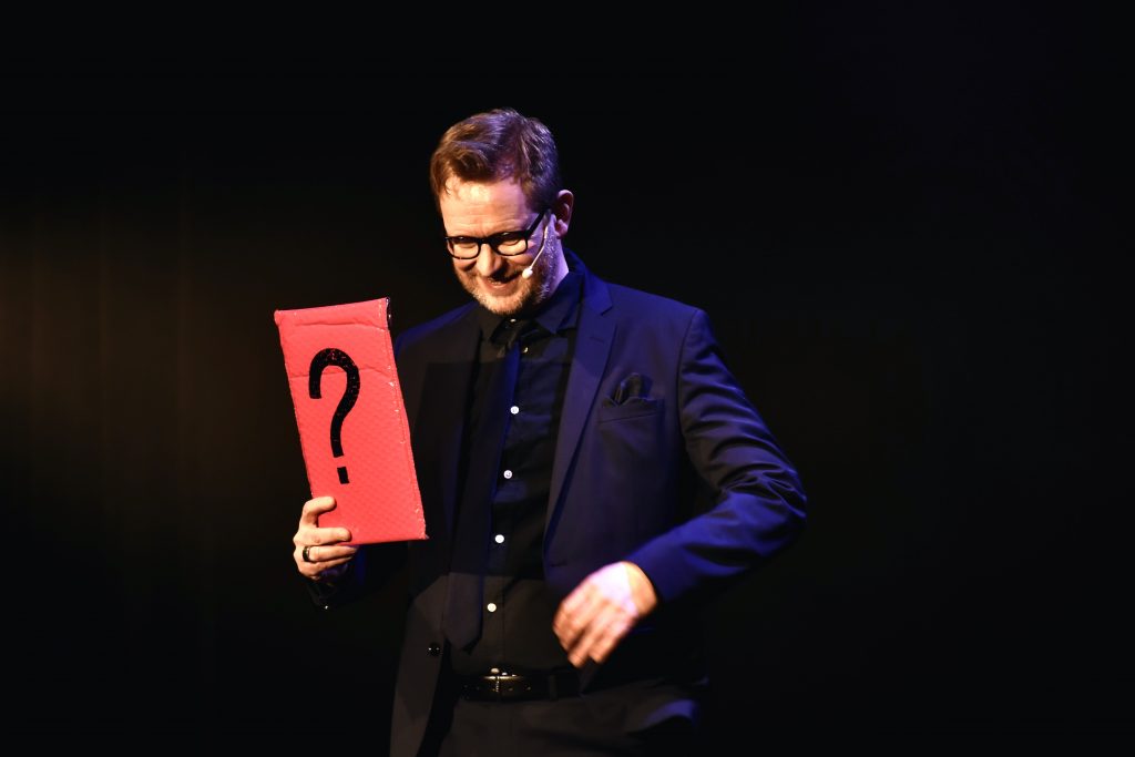 PAULSEN UND CONSORTEN präsentiert den Zauberer, Comedian und Moderator Martin Sierp bei Best of Varieté.