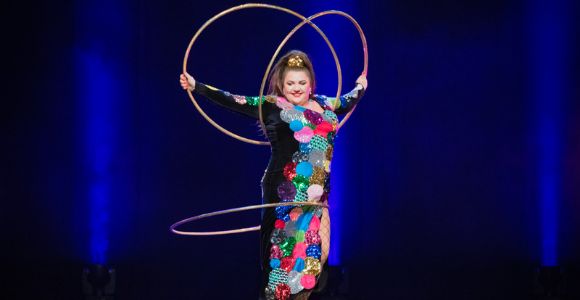 Hula-hoop-Artistik bei Best of Varieté