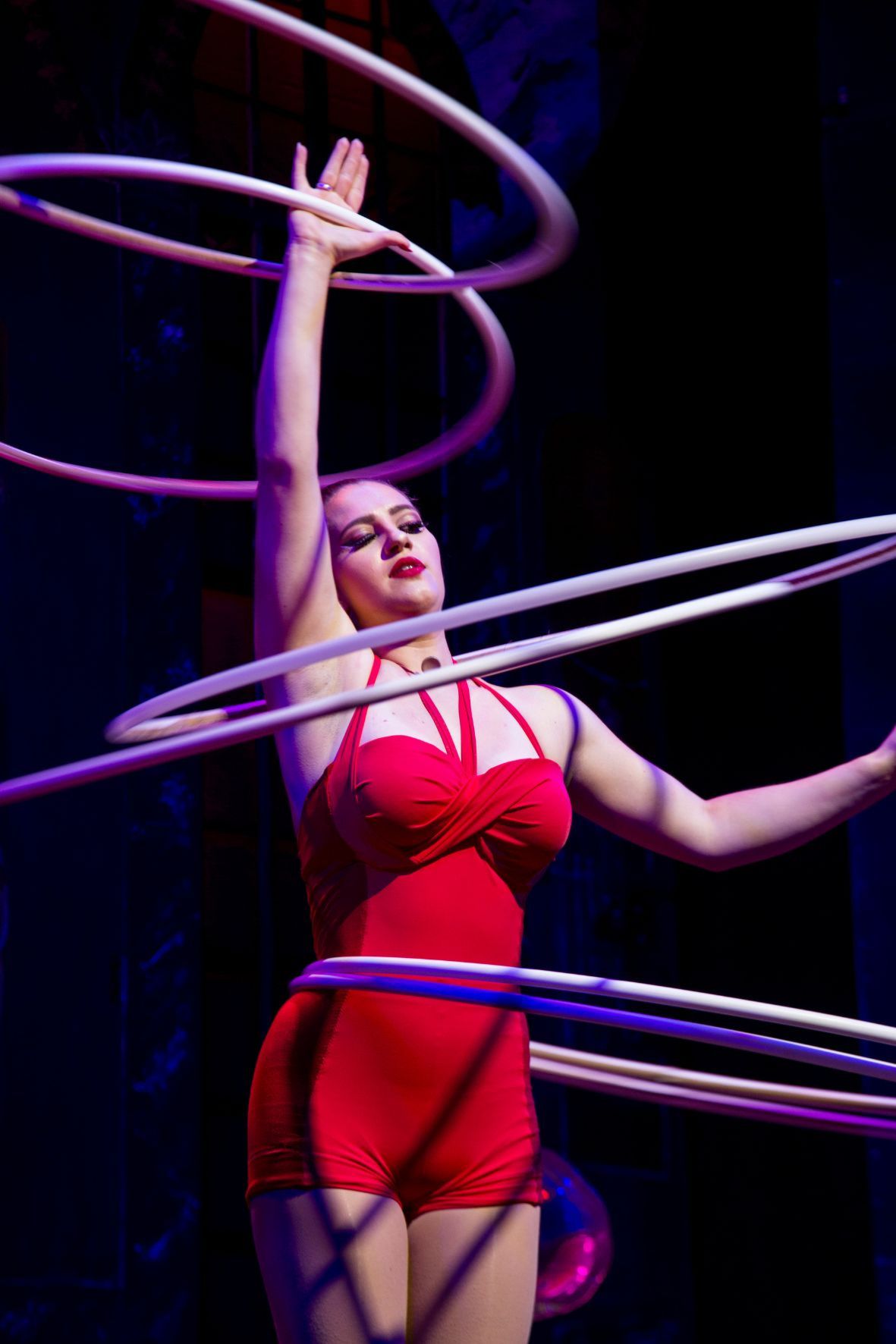 Die Hula-Hoop-Artistin Gwenadou in Aktion