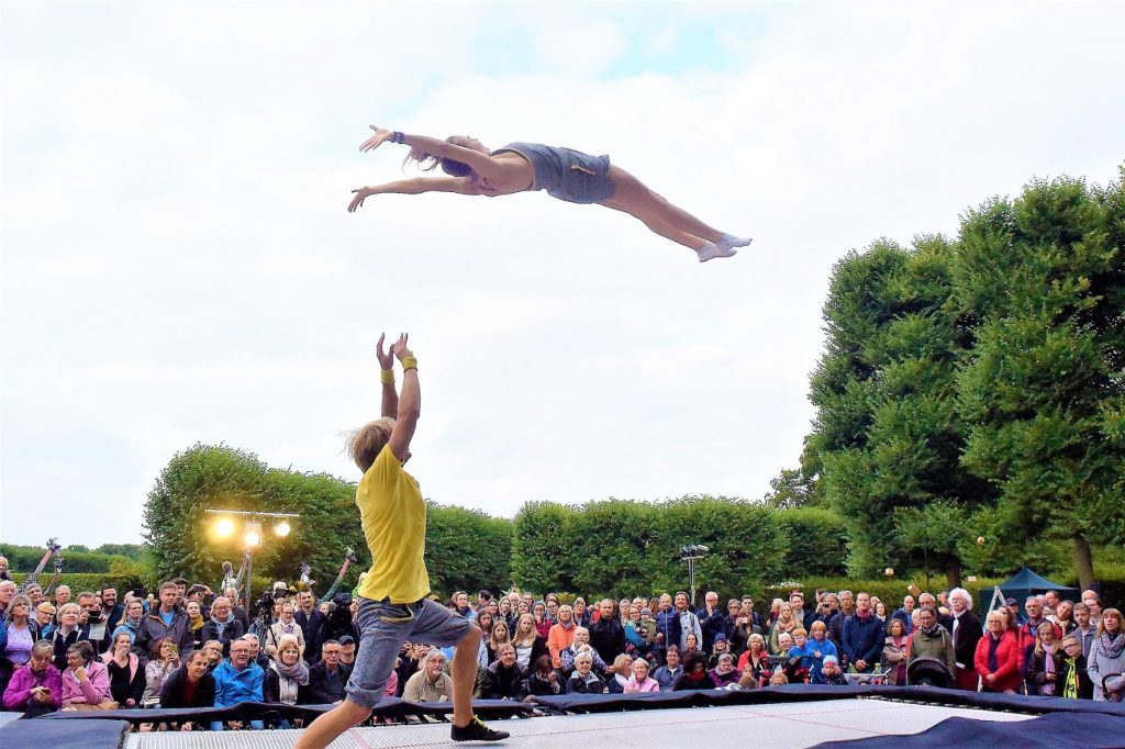 Die Trampolinshow (un)folte von Aramelo.