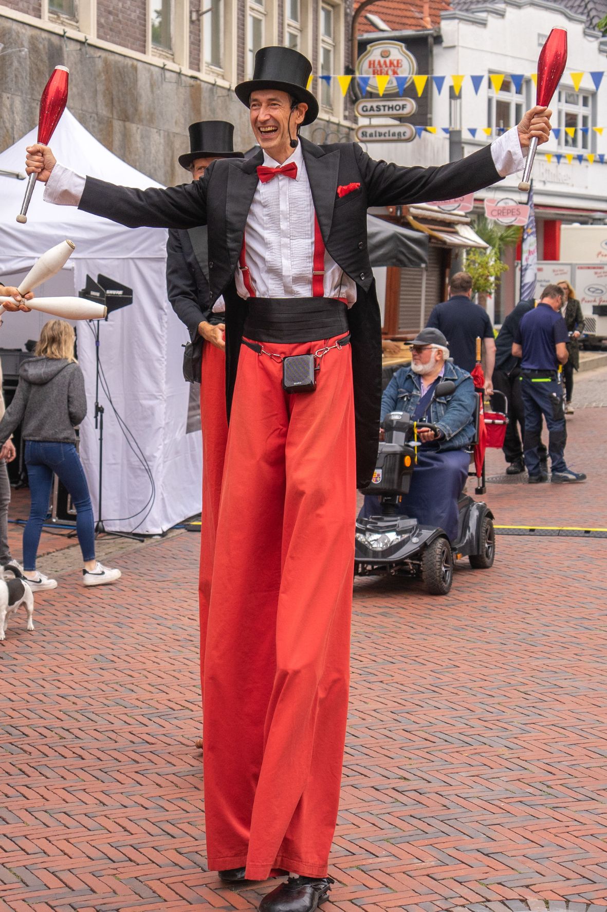 Cirque Artikuss und ihr Stelzenwalkact
