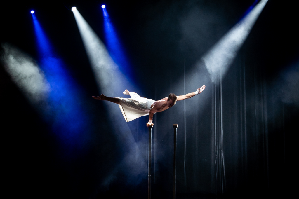 Der Handstandartist Danilo Marder.