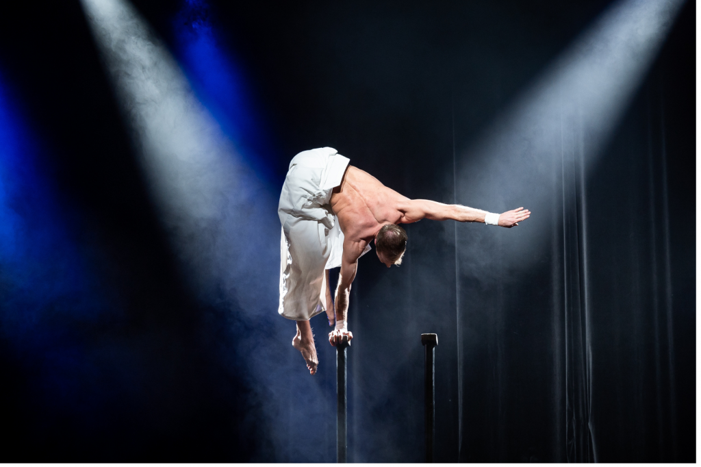 Der Handstandartist Danilo Marder.
