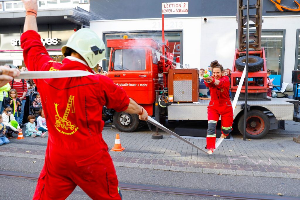 Straßenshow zum Thema Feuerwehr