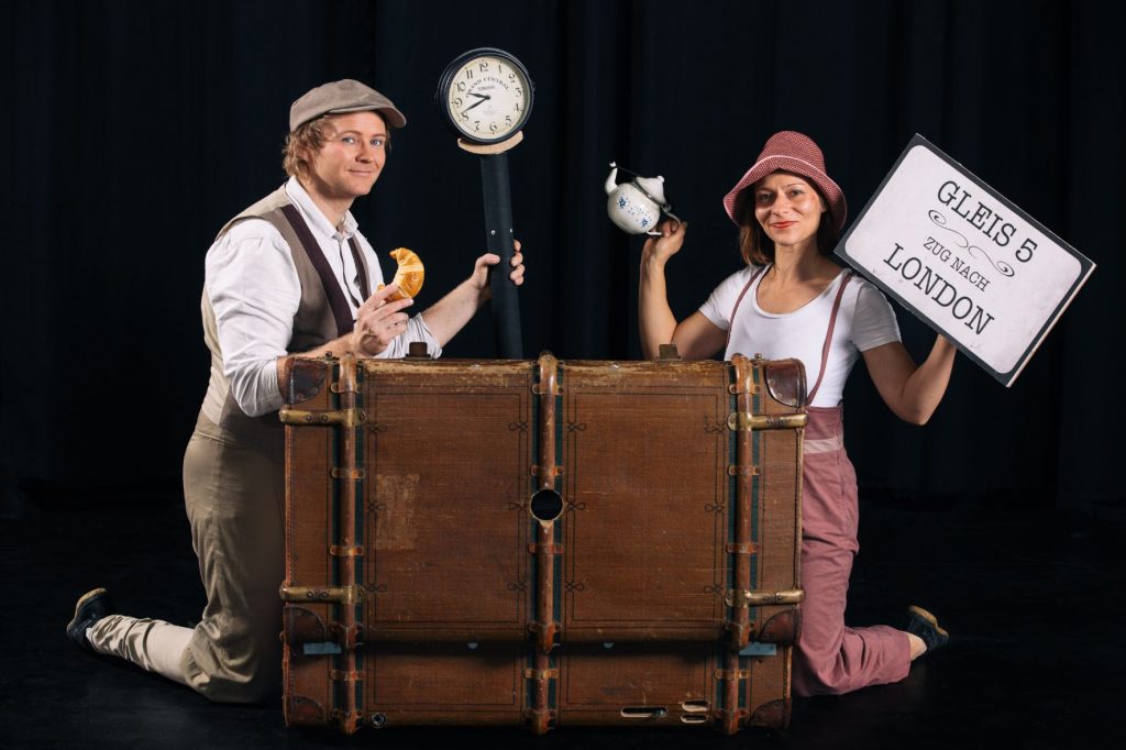 Kira und Anders mit ihrem Circustheater