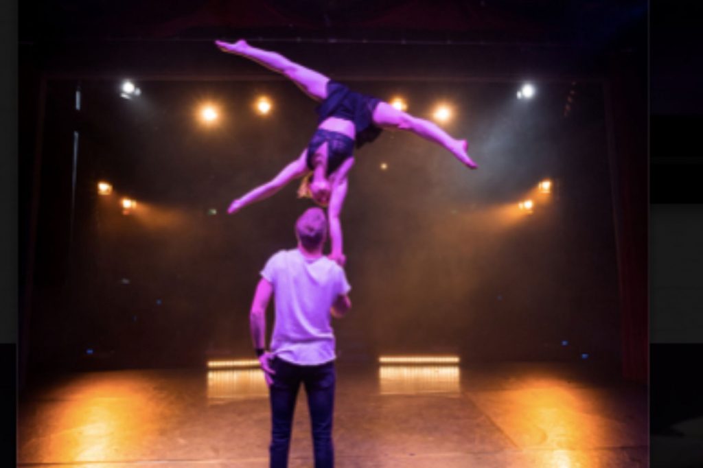 Duo Julia & Lukas Handstand