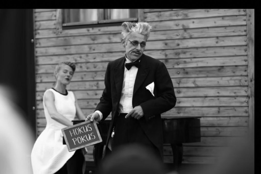 Monsieur und die Dame am Klavier mit ihrer zeitlosen Straßenshow