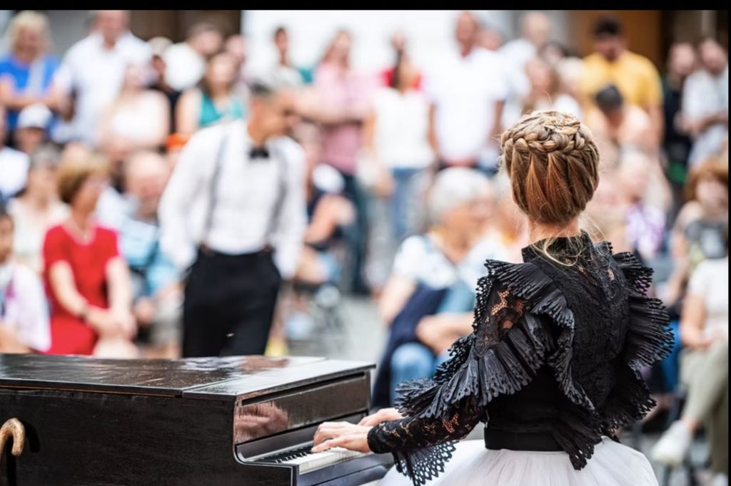 Monsieur und die Dame am Klavier Nora Born mit live Musik