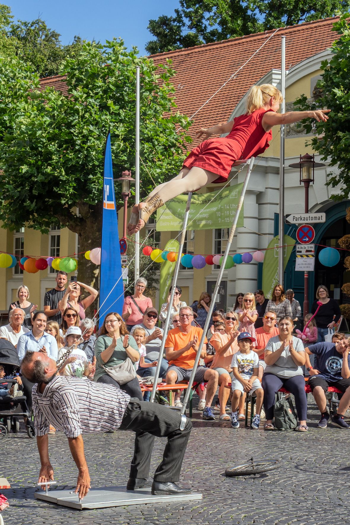 Omivolant mit ihrer Straßen Café Show