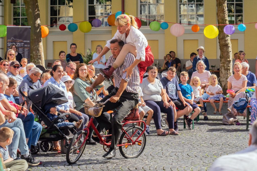 Omnivolant zeigt ihre Partnerakrobatik