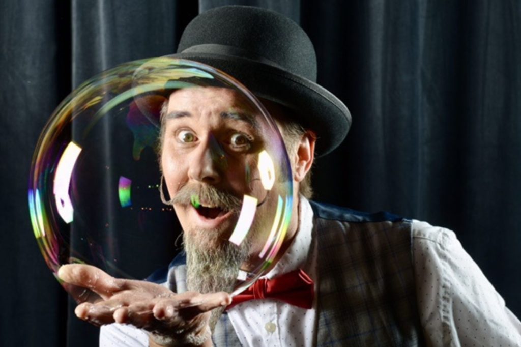 Burl-Seifenblasenkuenslter-und-Clown