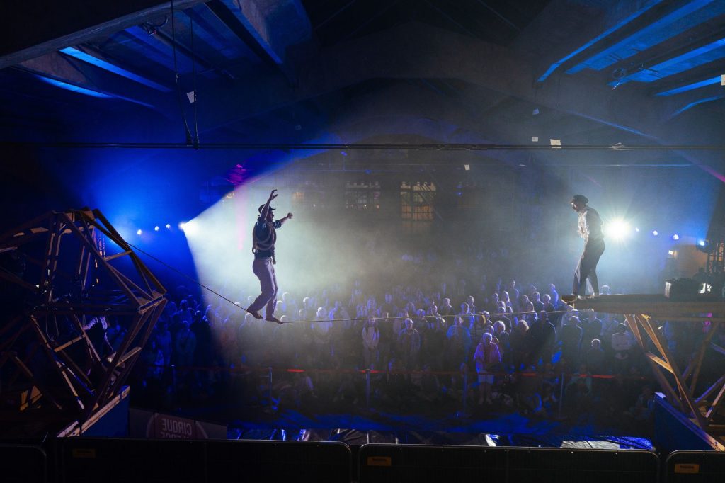 Cirque-on-Edge-das-Ensemble-zeigt-neuen-Zirkus