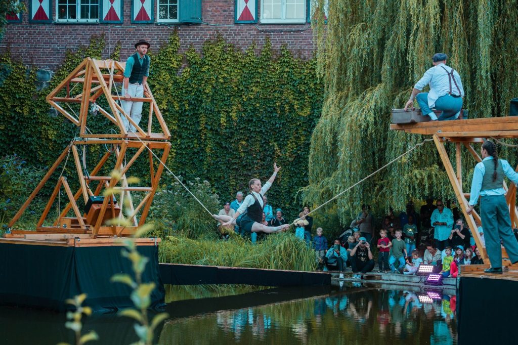 Cirque-on-Edge-zeigen-Aritistk-und-Theater