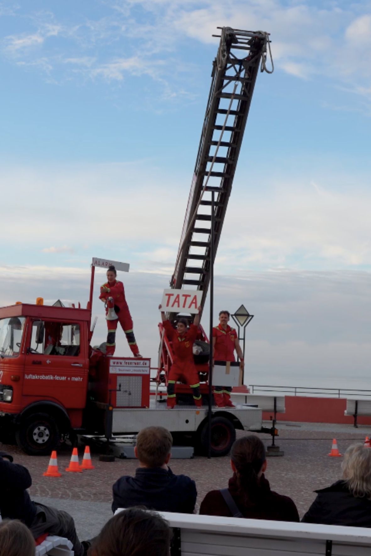 Die Feuerwer? hoch drei mit ihrer Straßenshow
