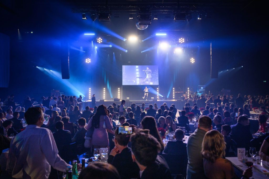 Dustin-Waree-unterhaelt-mit-seinem-Showact-ein-grosses-Puplikum