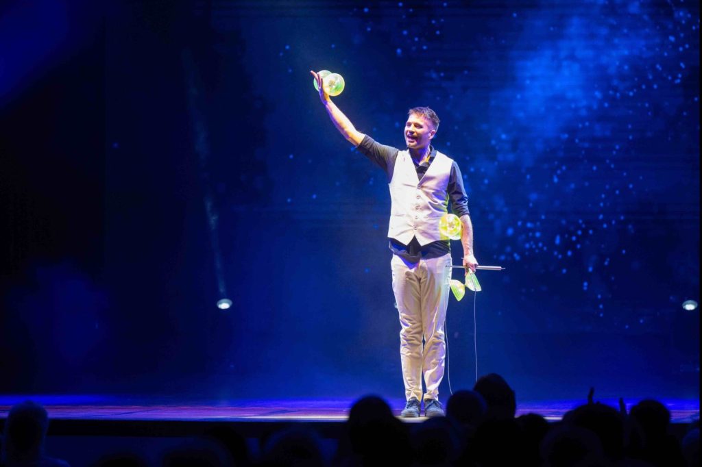 Phil-Os-mit-seiner-Swing-Diabolo-Darbietung
