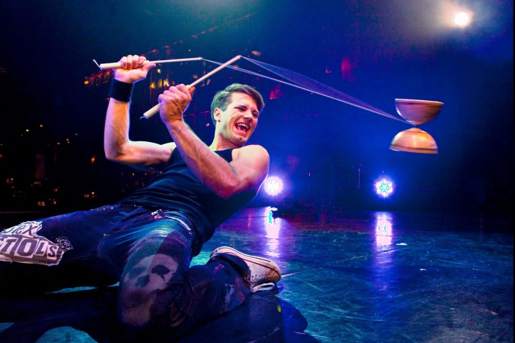 Phil-Os-mit-seiner-rockigen-Diabolo-Darbietung