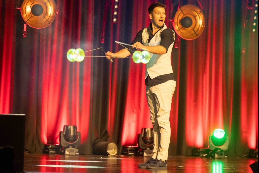 Phil-aus-ein-Vollprofi-am-Diabolo